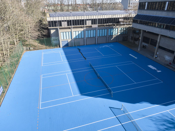 Tennis-Court auf einem Schulgelände aus der Vogelperspektive
