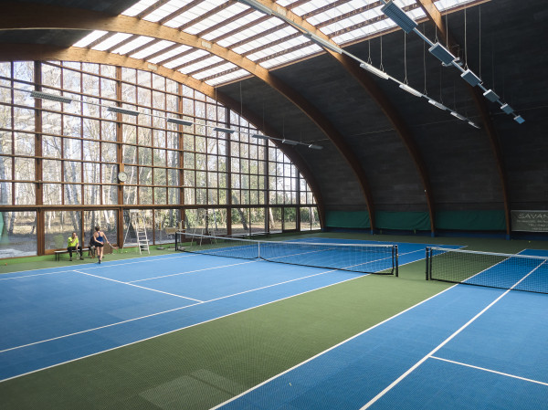 Überdachte Tennishalle mit mehreren 4seasontennis-Modulcourts