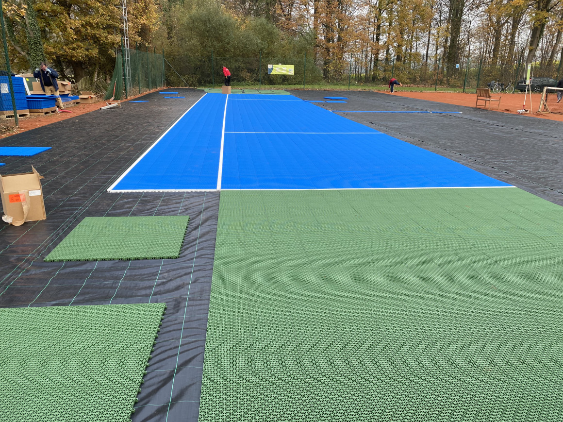 Verlegung der blauen und grünen Module beim TC Bierbeek
